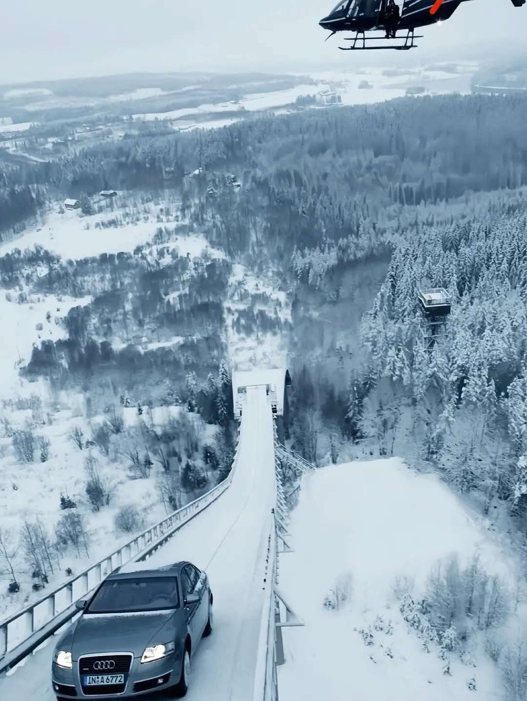  آئودی در سال ۱۹۸۶ توانایی سیستم کواترو را با راندن یک آئودی ۱۰۰ کواترو که تقریباً کاملاً استاندارد بود از روی سکوی پرش اسکی پیتکاووری در شهر یامسا فنلاند ثابت کرد؛ سکویی با شیب ۳۷٫۵ درجه که پوشیده از برف بود.