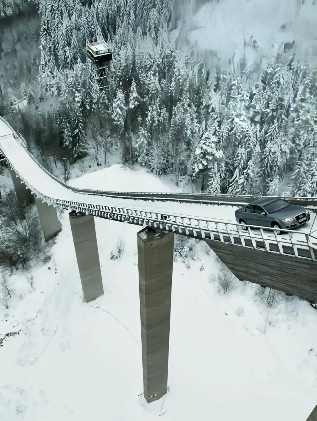  آئودی در سال ۱۹۸۶ توانایی سیستم کواترو را با راندن یک آئودی ۱۰۰ کواترو که تقریباً کاملاً استاندارد بود از روی سکوی پرش اسکی پیتکاووری در شهر یامسا فنلاند ثابت کرد؛ سکویی با شیب ۳۷٫۵ درجه که پوشیده از برف بود.