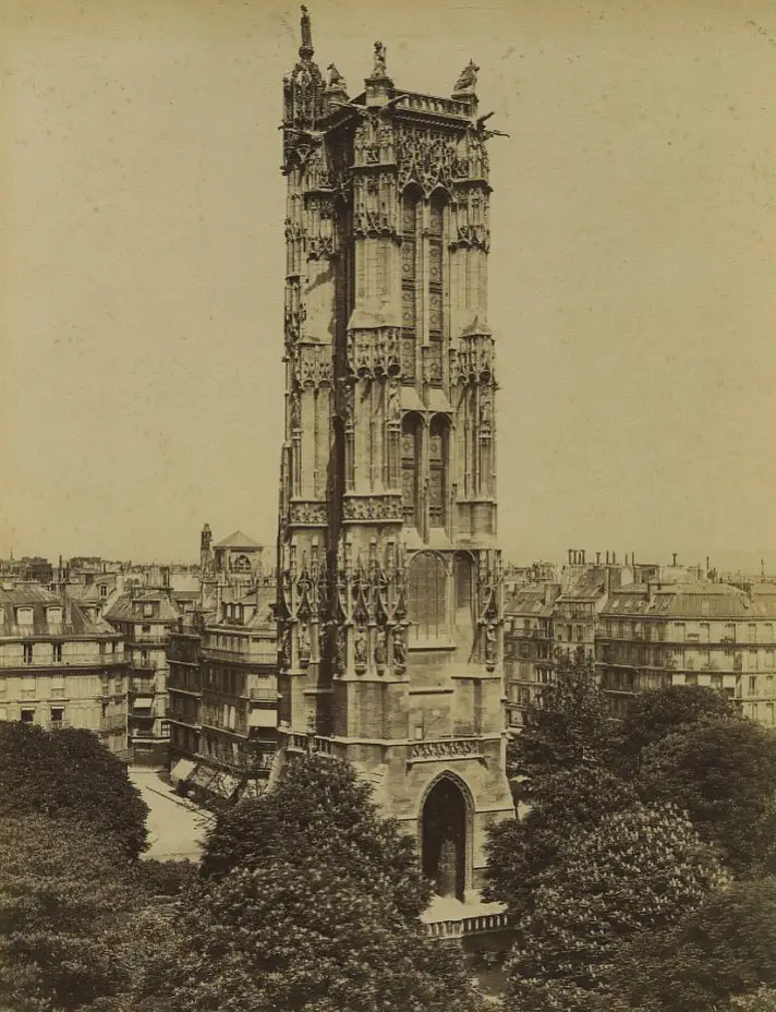 نمای عمودی و باشکوه برج سن-ژاک پاریس با تزئینات ظریف سبک گوتیک در نزدیکی خیابان ریولی که به عنوان یک بنای تاریخی ملی ثبت شده است.