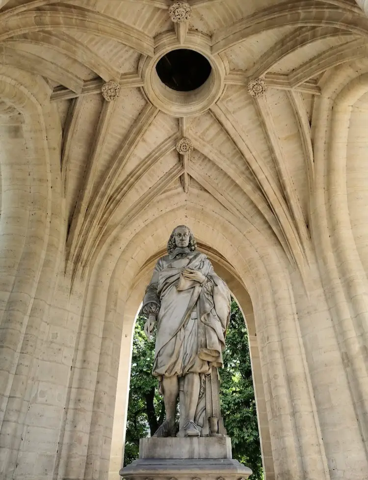 نمای عمودی و باشکوه برج سن-ژاک پاریس با تزئینات ظریف سبک گوتیک در نزدیکی خیابان ریولی که به عنوان یک بنای تاریخی ملی ثبت شده است.