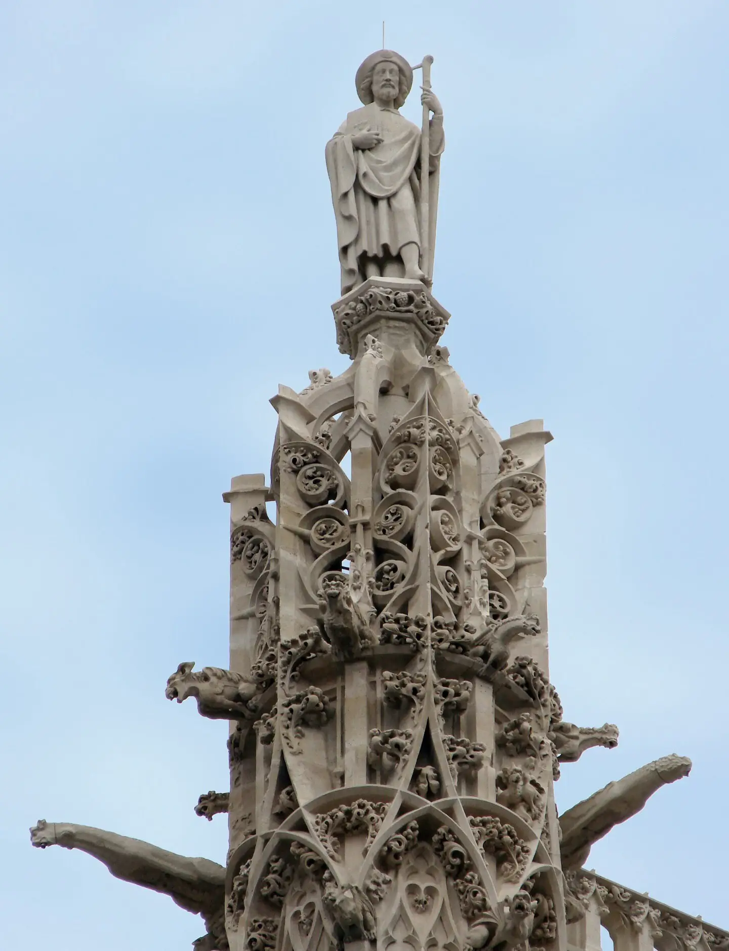 نمای عمودی و باشکوه برج سن-ژاک پاریس با تزئینات ظریف سبک گوتیک در نزدیکی خیابان ریولی که به عنوان یک بنای تاریخی ملی ثبت شده است.