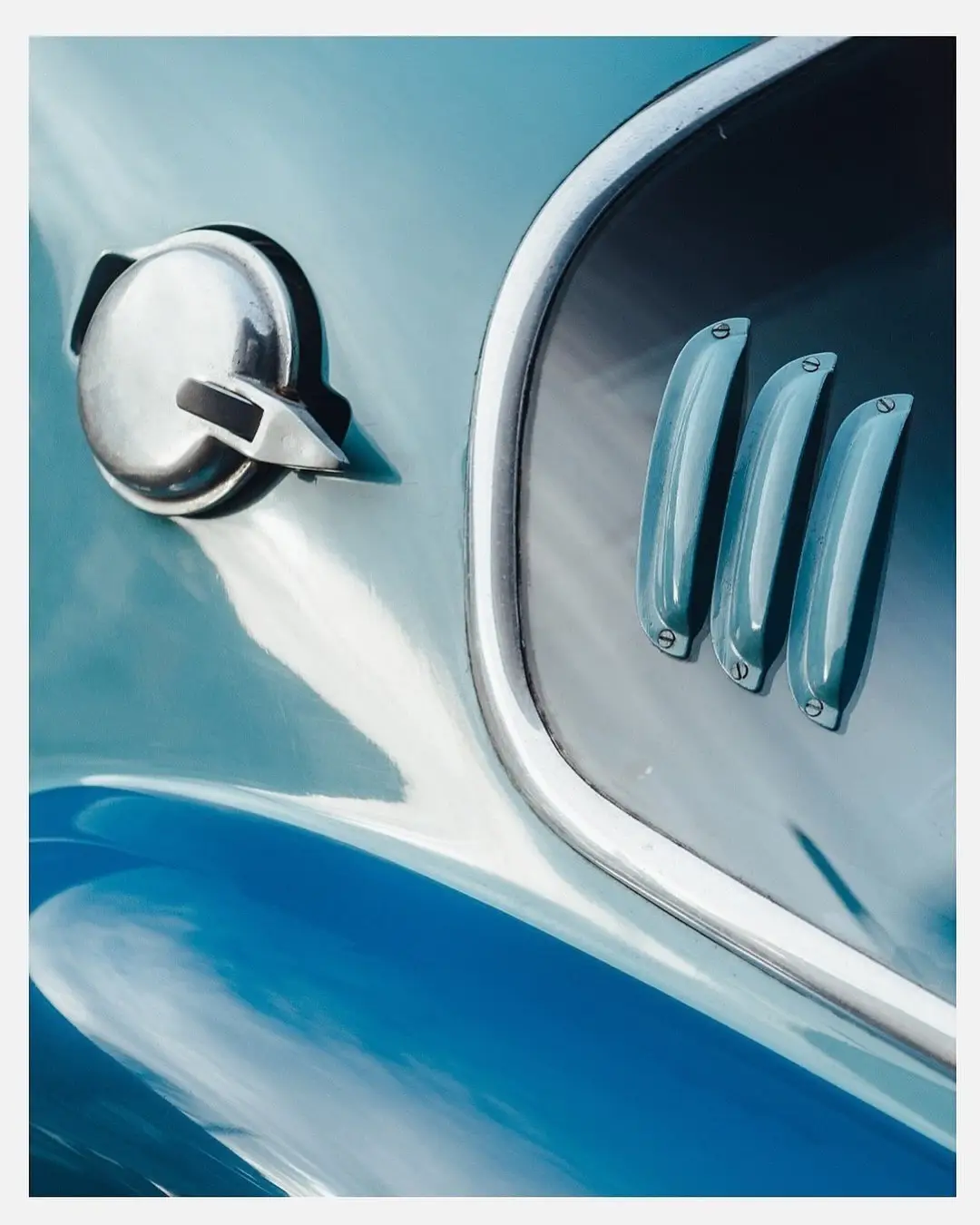 نمای جلویی و جانبی خودروی کلاسیک مازراتی A6GCS فارینا برلینتا به رنگ آبی متالیک با رینگ‌های پره‌ای در مقابل یک بنای سنتی اروپایی.