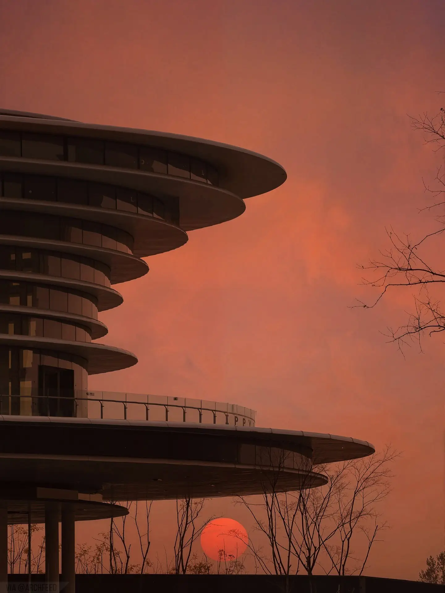 نمای ساختمان مدرن و معلق مرکز نمایشگاهی ابر فرودگاه چنگدو با طراحی سفید و کشیده بر فراز فضای سبز که نشان‌دهنده سبک معماری انتزاعی شرکت CSWADI است.