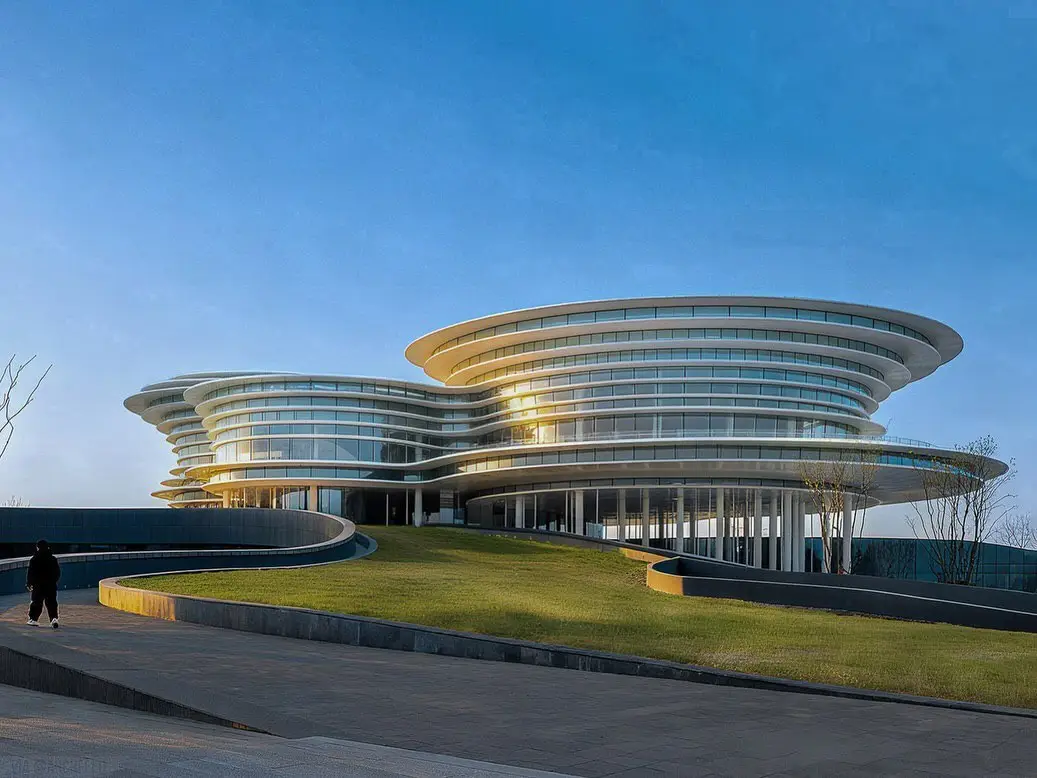 نمای ساختمان مدرن و معلق مرکز نمایشگاهی ابر فرودگاه چنگدو با طراحی سفید و کشیده بر فراز فضای سبز که نشان‌دهنده سبک معماری انتزاعی شرکت CSWADI است.