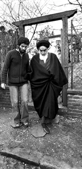 قدیری ابیانه کنار امام خمینی در نوفل لوشاتو