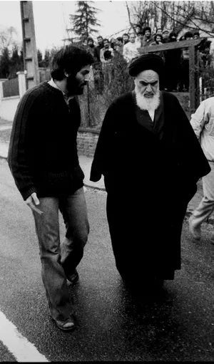 قدیری ابیانه کنار امام خمینی در نوفل لوشاتو