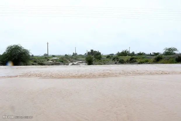 طغیان ناگهانی رودخانه فصلی در روستای بندک هرمزگان؛ اهالی در انتظار کمک‌های فوری