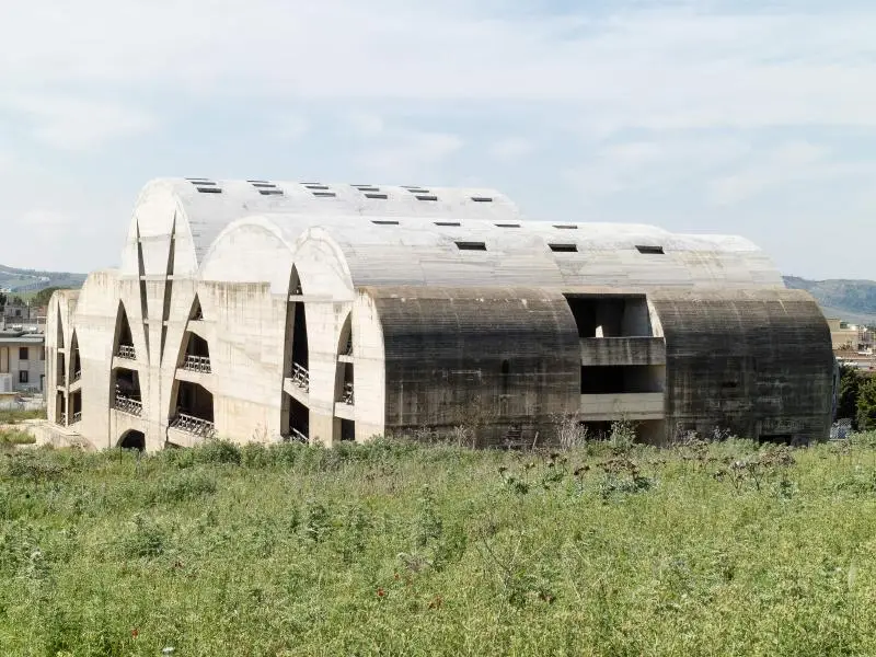 نمای سازه بتنی و مدرن تئاتر ناتمام اثر پیترو کونساگرا در شهر جیبلینای نو ایتالیا با معماری بروتالیست.