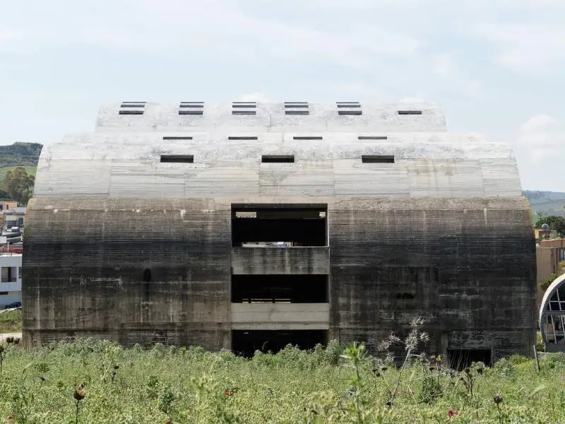 نمای سازه بتنی و مدرن تئاتر ناتمام اثر پیترو کونساگرا در شهر جیبلینای نو ایتالیا با معماری بروتالیست.