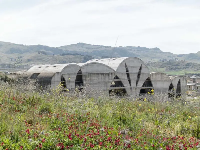 نمای سازه بتنی و مدرن تئاتر ناتمام اثر پیترو کونساگرا در شهر جیبلینای نو ایتالیا با معماری بروتالیست.