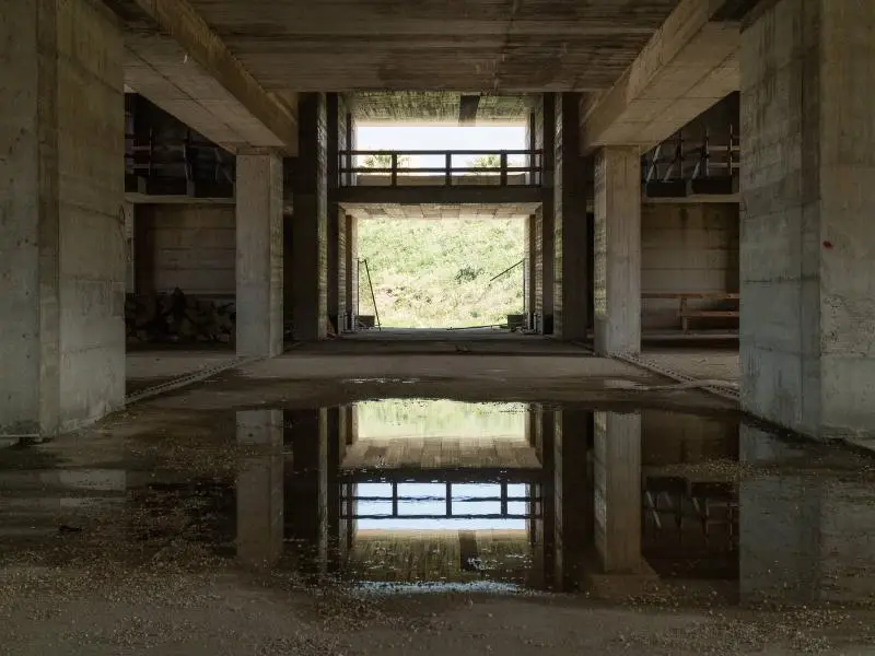 نمای سازه بتنی و مدرن تئاتر ناتمام اثر پیترو کونساگرا در شهر جیبلینای نو ایتالیا با معماری بروتالیست.