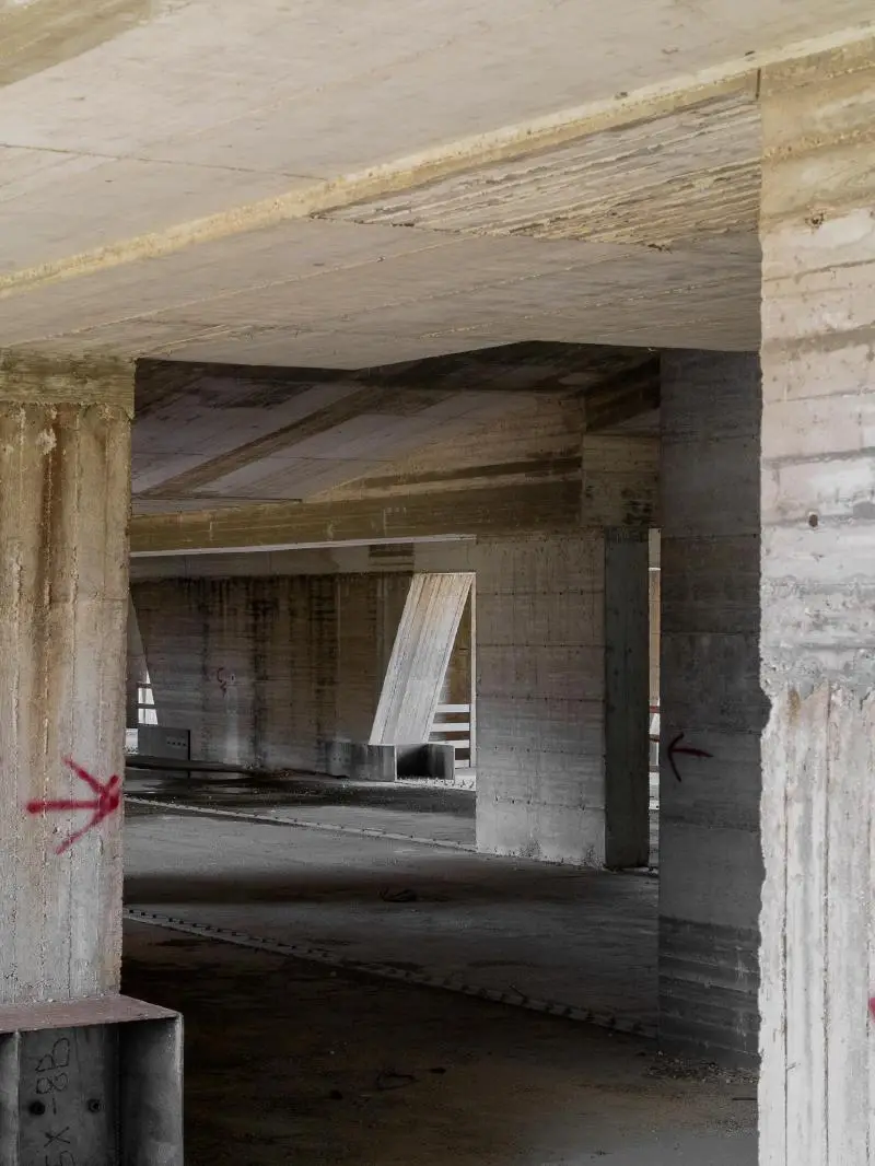 نمای سازه بتنی و مدرن تئاتر ناتمام اثر پیترو کونساگرا در شهر جیبلینای نو ایتالیا با معماری بروتالیست.