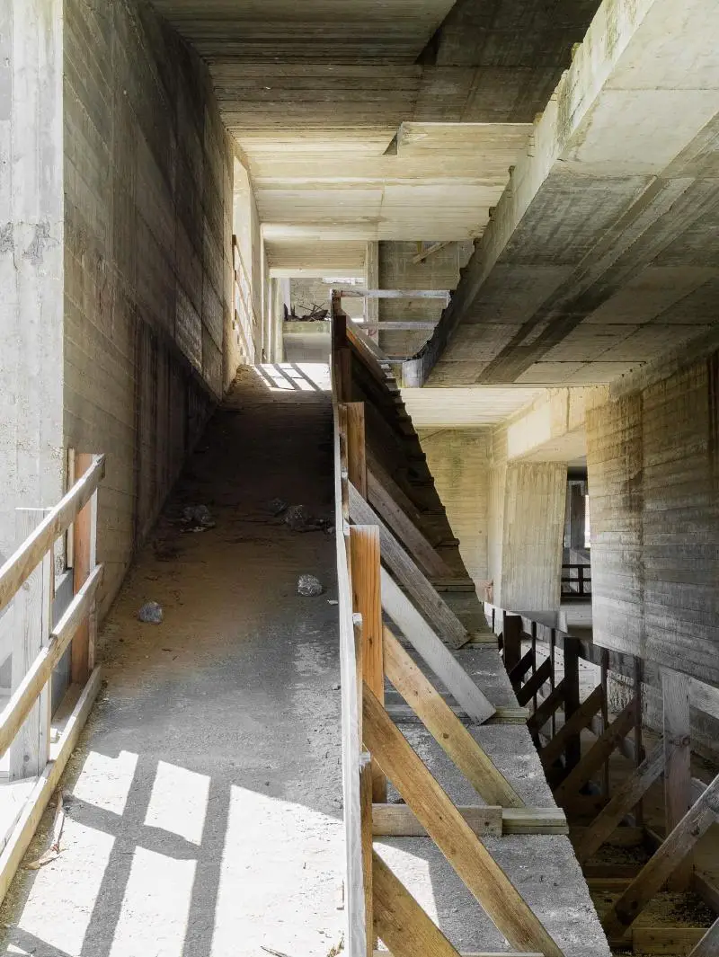 نمای سازه بتنی و مدرن تئاتر ناتمام اثر پیترو کونساگرا در شهر جیبلینای نو ایتالیا با معماری بروتالیست.