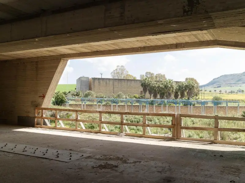 نمای سازه بتنی و مدرن تئاتر ناتمام اثر پیترو کونساگرا در شهر جیبلینای نو ایتالیا با معماری بروتالیست.