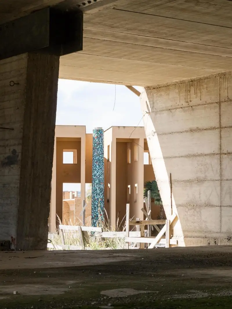 نمای سازه بتنی و مدرن تئاتر ناتمام اثر پیترو کونساگرا در شهر جیبلینای نو ایتالیا با معماری بروتالیست.