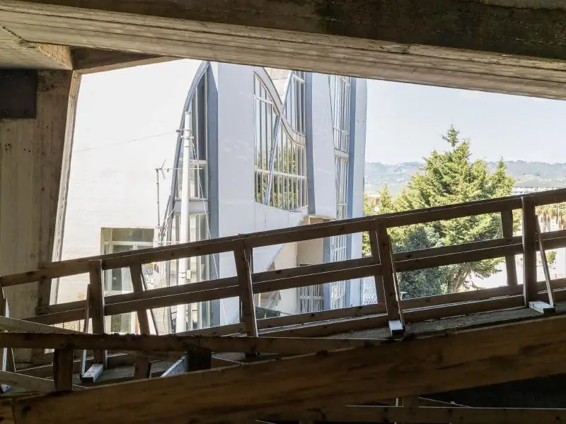 نمای سازه بتنی و مدرن تئاتر ناتمام اثر پیترو کونساگرا در شهر جیبلینای نو ایتالیا با معماری بروتالیست.