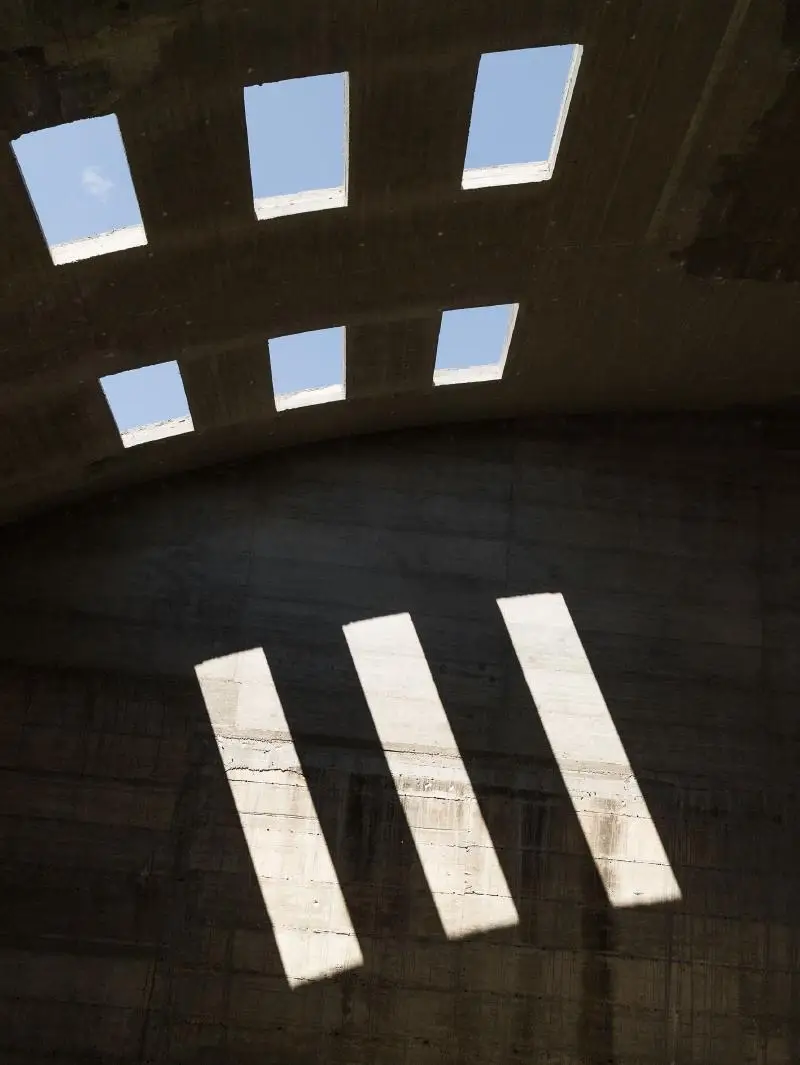 نمای سازه بتنی و مدرن تئاتر ناتمام اثر پیترو کونساگرا در شهر جیبلینای نو ایتالیا با معماری بروتالیست.