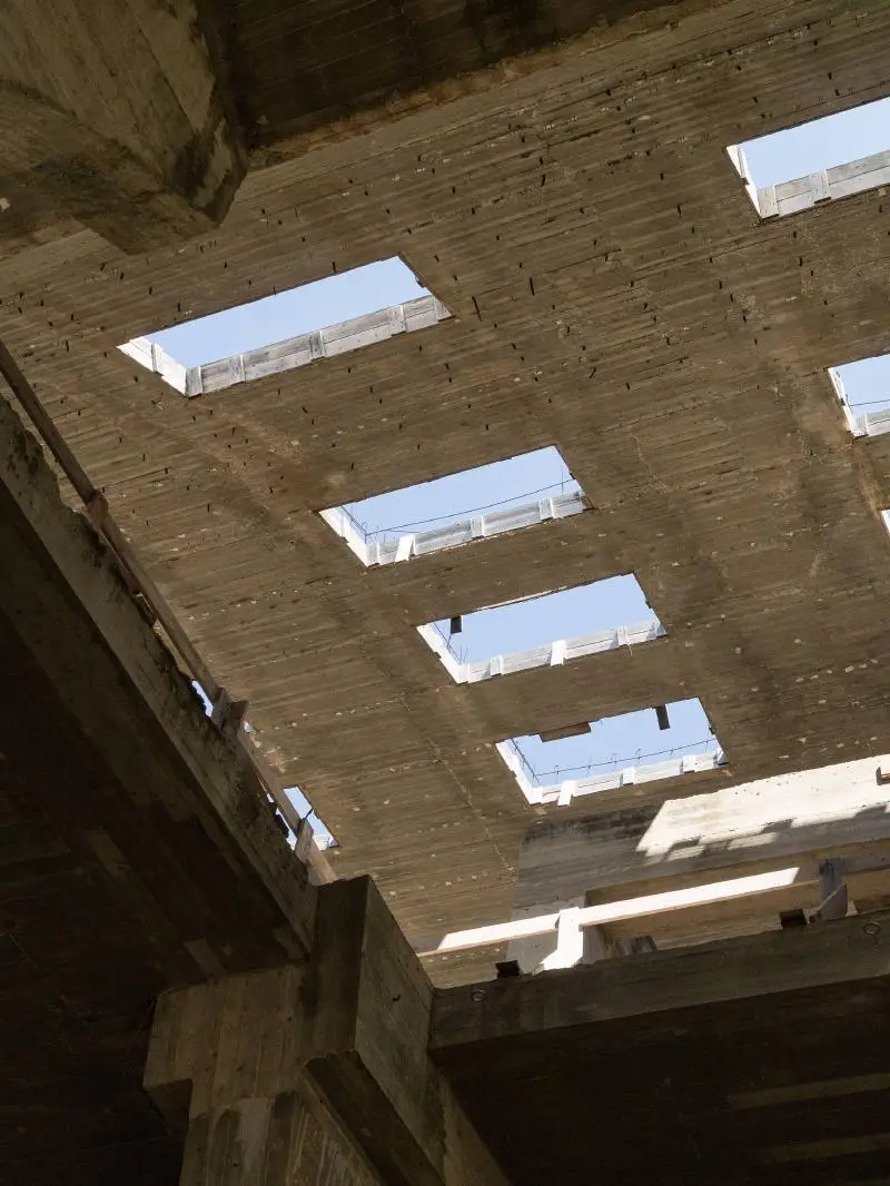 نمای سازه بتنی و مدرن تئاتر ناتمام اثر پیترو کونساگرا در شهر جیبلینای نو ایتالیا با معماری بروتالیست.