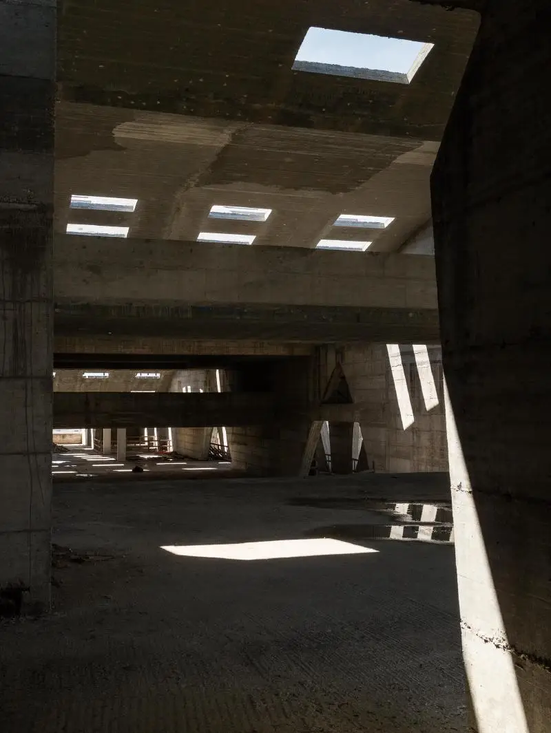 نمای سازه بتنی و مدرن تئاتر ناتمام اثر پیترو کونساگرا در شهر جیبلینای نو ایتالیا با معماری بروتالیست.