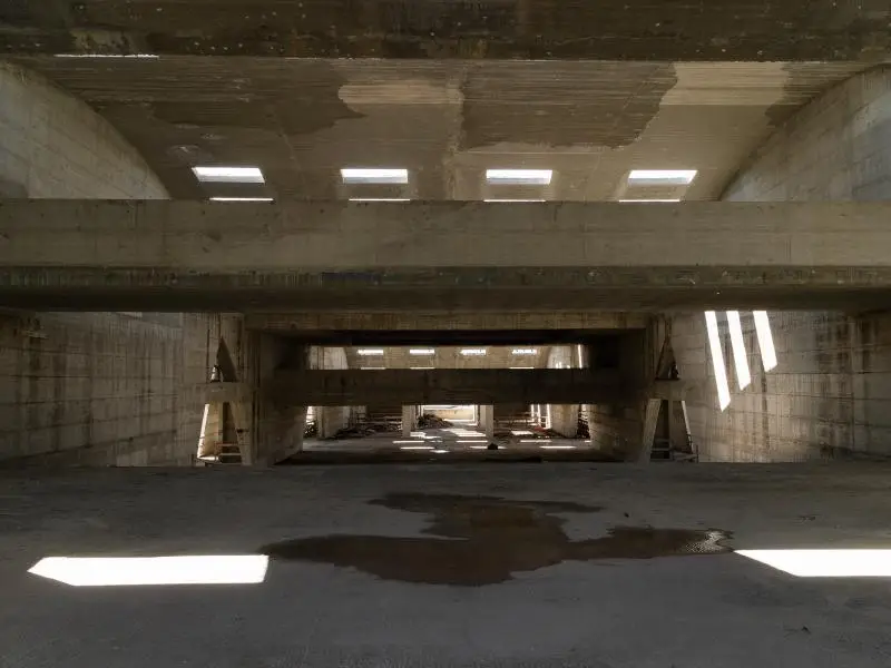 نمای سازه بتنی و مدرن تئاتر ناتمام اثر پیترو کونساگرا در شهر جیبلینای نو ایتالیا با معماری بروتالیست.