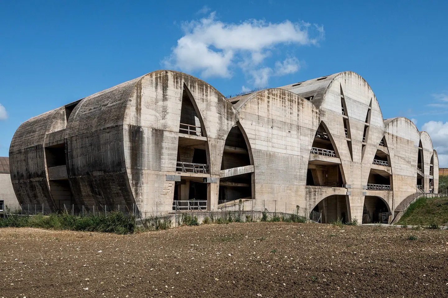 نمای سازه بتنی و مدرن تئاتر ناتمام اثر پیترو کونساگرا در شهر جیبلینای نو ایتالیا با معماری بروتالیست.