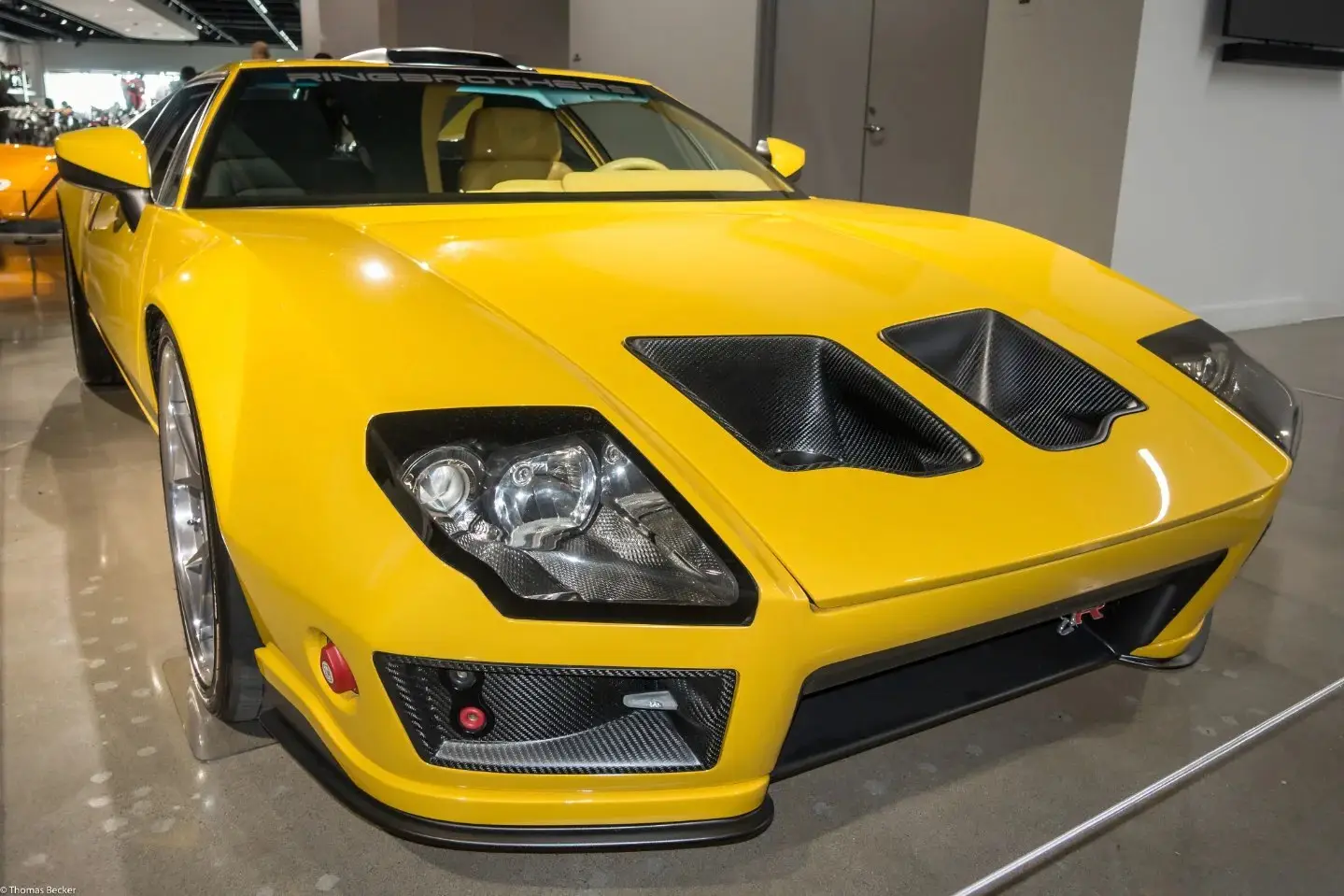 نمای جانبی خودروی سفارشی De Tomaso Pantera ADRNLN مدل ۱۹۷۱ با بدنه بازطراحی شده توسط Ringbrothers. نمای جانبی خودروی سفارشی De Tomaso Pantera ADRNLN مدل ۱۹۷۱ با بدنه بازطراحی شده توسط Ringbrothers.