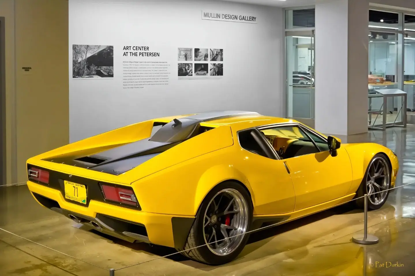 نمای جانبی خودروی سفارشی De Tomaso Pantera ADRNLN مدل ۱۹۷۱ با بدنه بازطراحی شده توسط Ringbrothers.