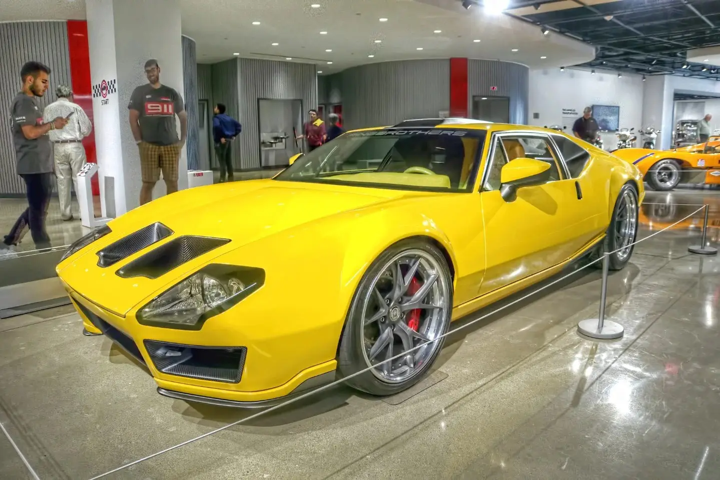 نمای جانبی خودروی سفارشی De Tomaso Pantera ADRNLN مدل ۱۹۷۱ با بدنه بازطراحی شده توسط Ringbrothers.