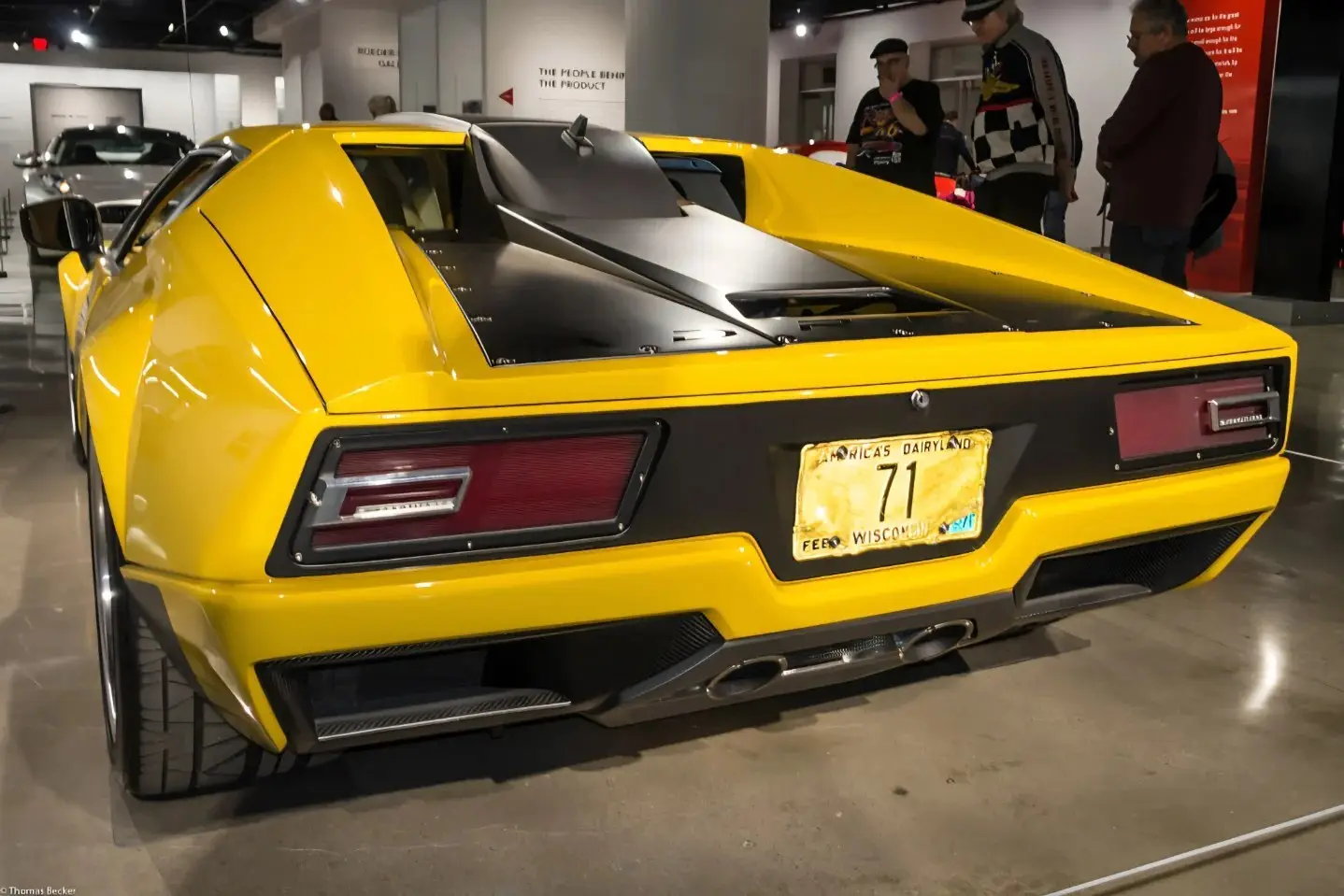 نمای جانبی خودروی سفارشی De Tomaso Pantera ADRNLN مدل ۱۹۷۱ با بدنه بازطراحی شده توسط Ringbrothers.