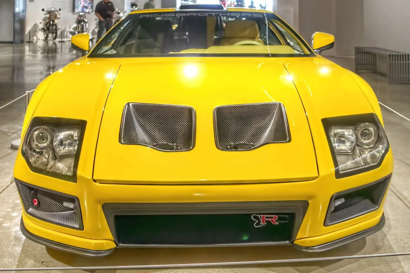 نمای جانبی خودروی سفارشی De Tomaso Pantera ADRNLN مدل ۱۹۷۱ با بدنه بازطراحی شده توسط Ringbrothers.