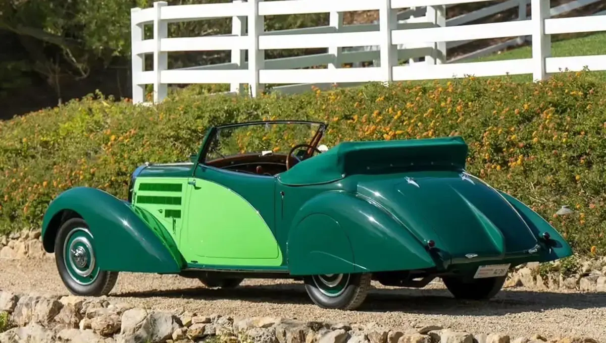 بوگاتی تایپ ۵۷ با رنگ سبز درخت کریسمس، جذاب‌ترین خودروی کلاسیک فصل تعطیلات شد!