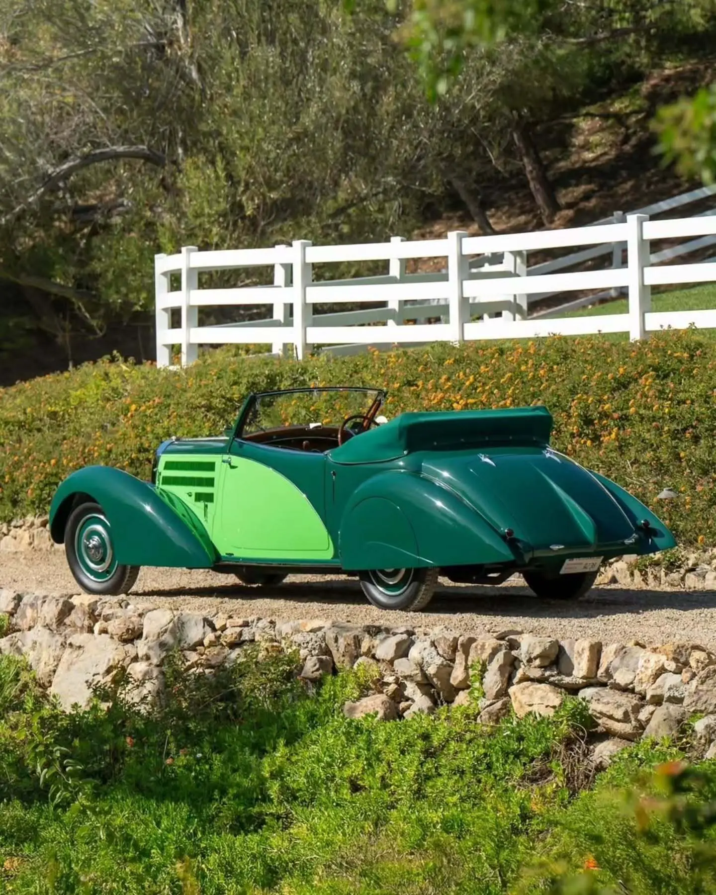 نمای جانبی خودروی کلاسیک بوگاتی تایپ ۵۷ به رنگ سبز تیره (Christmas Tree Green) در فضای نمایشگاهی حراجی ساتبیز.
