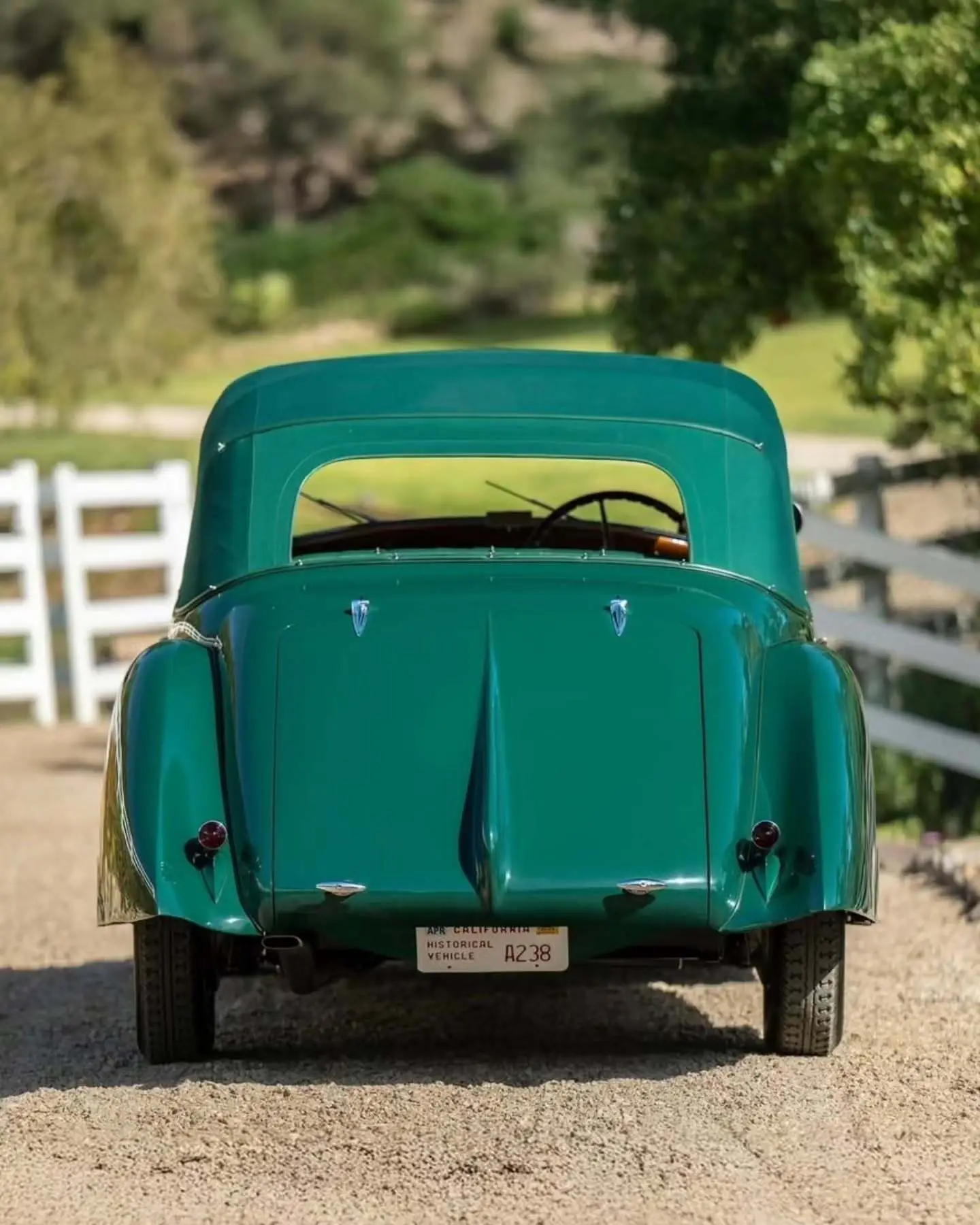 نمای جانبی خودروی کلاسیک بوگاتی تایپ ۵۷ به رنگ سبز تیره (Christmas Tree Green) در فضای نمایشگاهی حراجی ساتبیز.