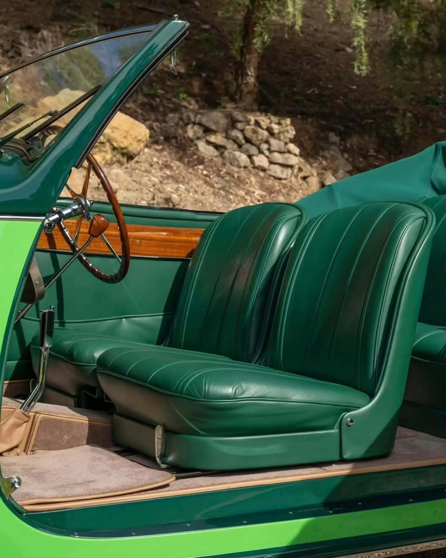 نمای جانبی خودروی کلاسیک بوگاتی تایپ ۵۷ به رنگ سبز تیره (Christmas Tree Green) در فضای نمایشگاهی حراجی ساتبیز.