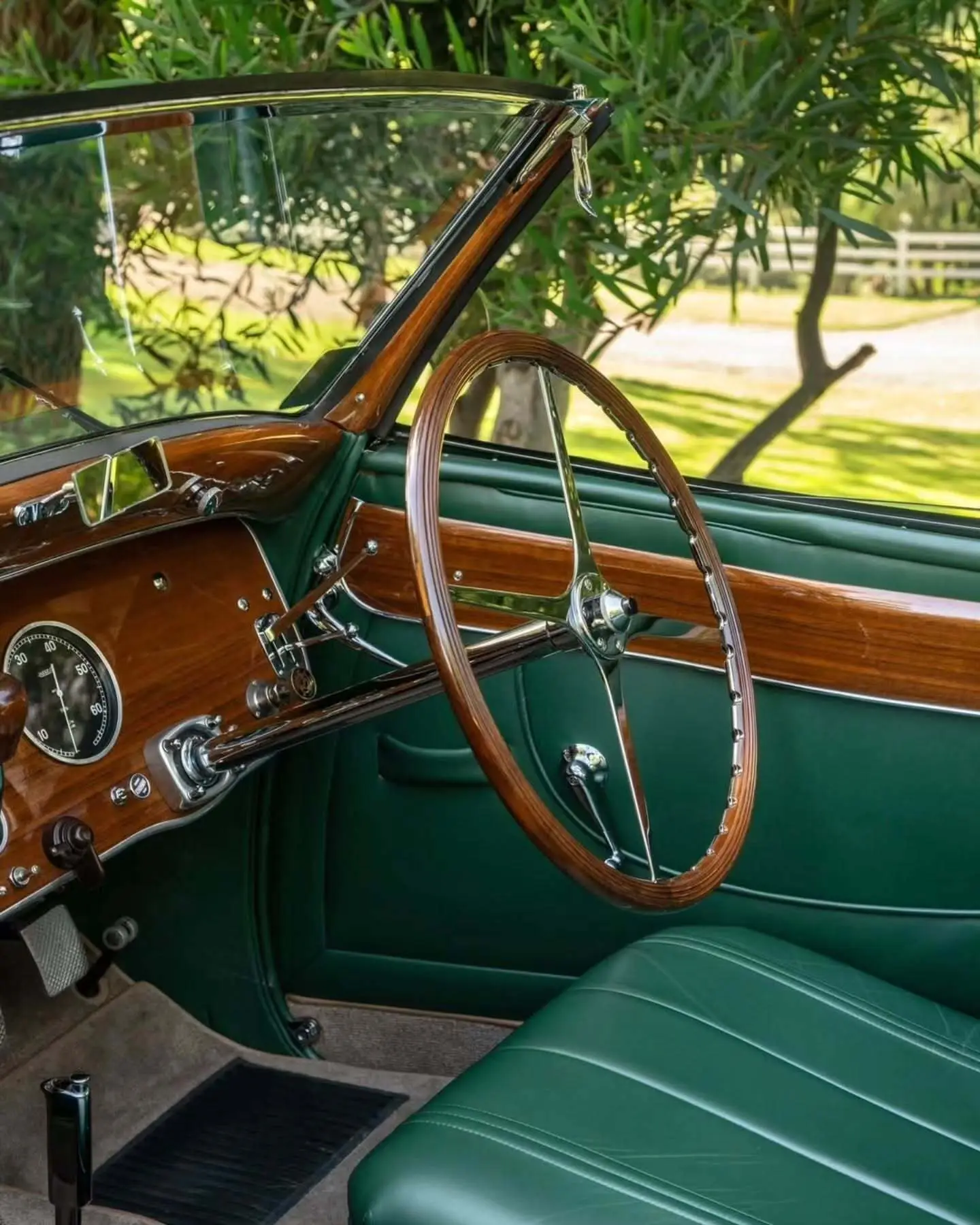 نمای جانبی خودروی کلاسیک بوگاتی تایپ ۵۷ به رنگ سبز تیره (Christmas Tree Green) در فضای نمایشگاهی حراجی ساتبیز.