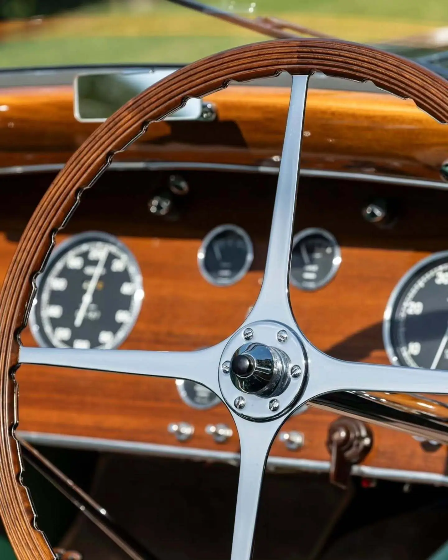 نمای جانبی خودروی کلاسیک بوگاتی تایپ ۵۷ به رنگ سبز تیره (Christmas Tree Green) در فضای نمایشگاهی حراجی ساتبیز.