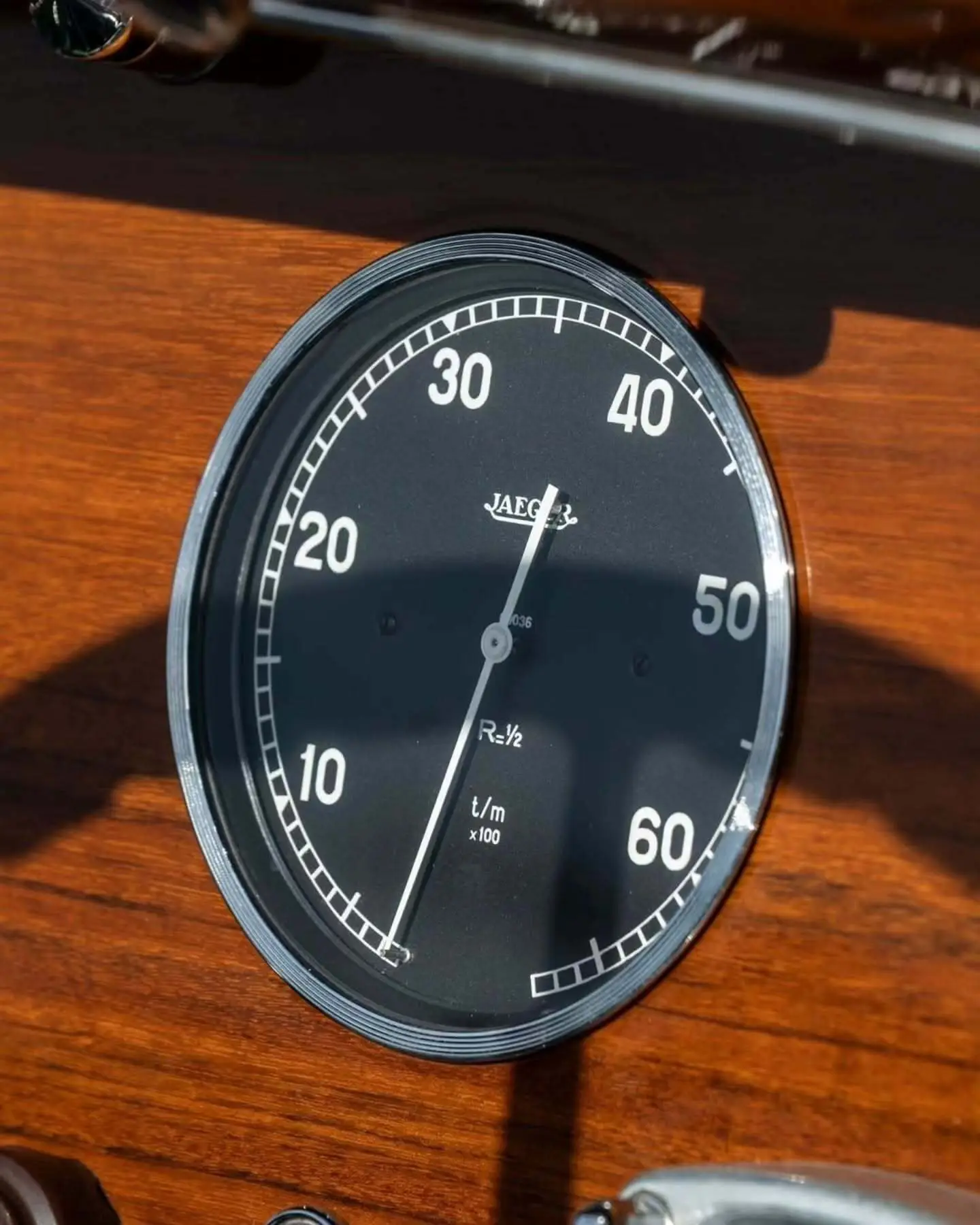 نمای جانبی خودروی کلاسیک بوگاتی تایپ ۵۷ به رنگ سبز تیره (Christmas Tree Green) در فضای نمایشگاهی حراجی ساتبیز.