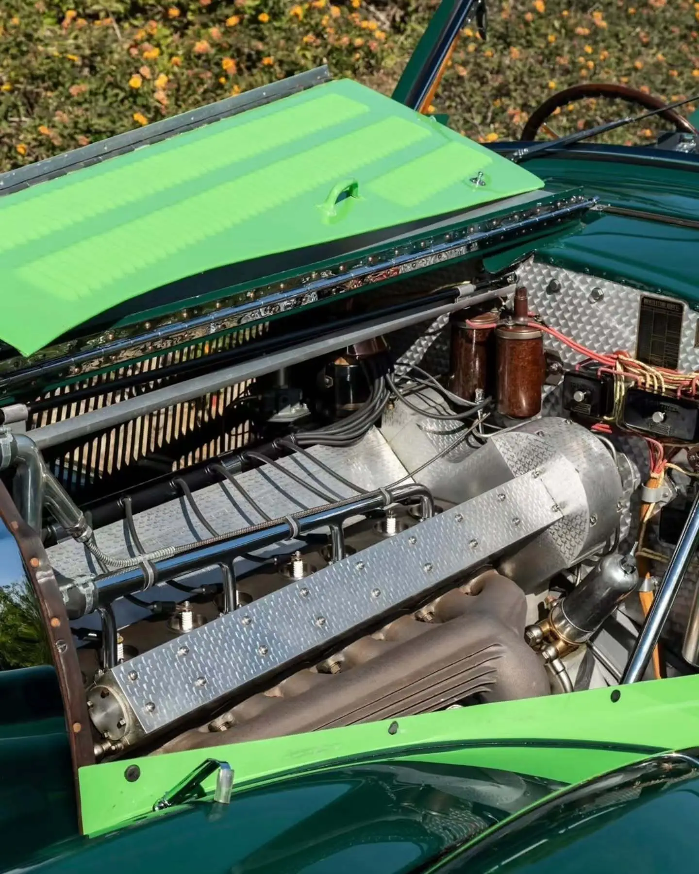 نمای جانبی خودروی کلاسیک بوگاتی تایپ ۵۷ به رنگ سبز تیره (Christmas Tree Green) در فضای نمایشگاهی حراجی ساتبیز.