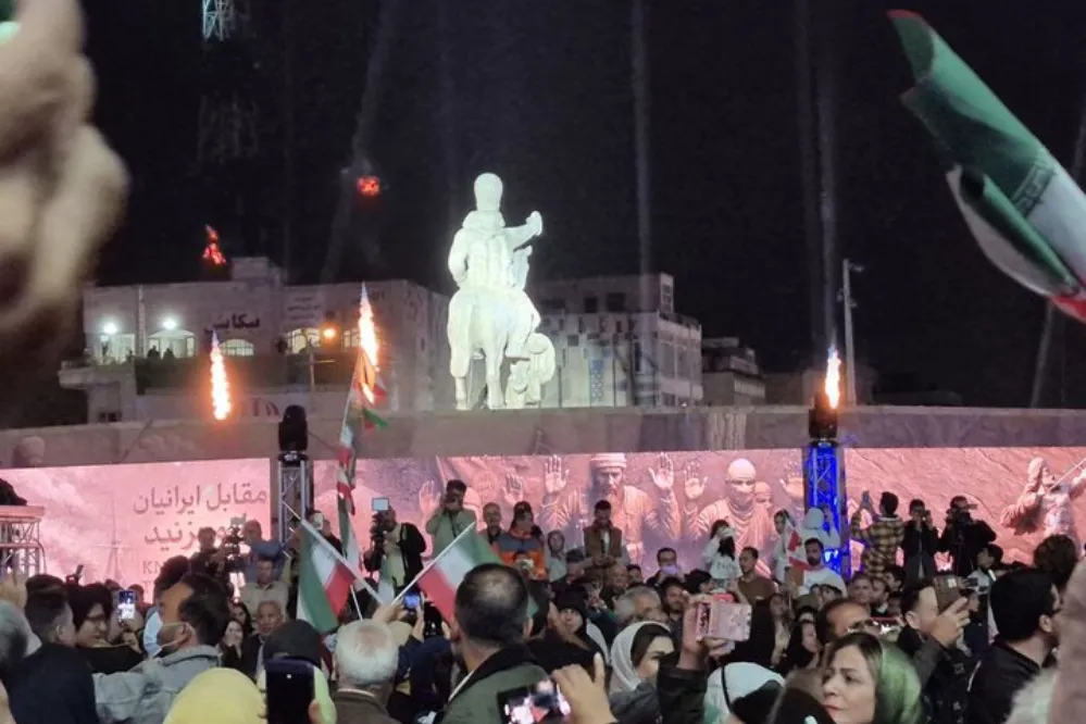 مجسمه شاپور دوم در میدان انقلاب