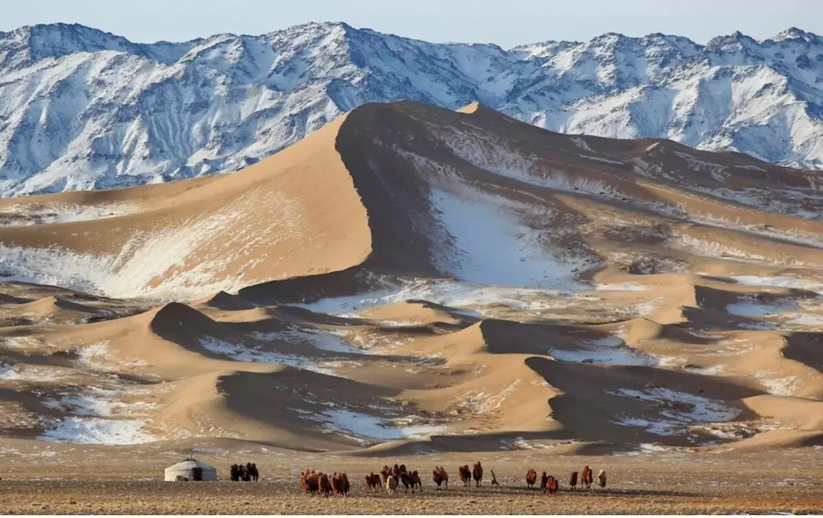 در شمال‌غرب چین، بیابان تکله‌مکان نیز یکی از بزرگ‌ترین بیابان‌های سرد جهان است