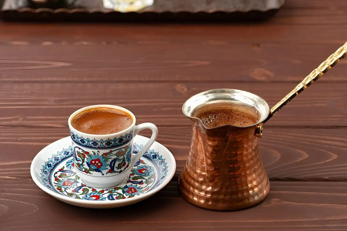 طرز دم کردن قهوه ترک در خانه؛ رازهای باریستاهای حرفه‌ای برای عطری بی‌نظیر و کفی غلیظ