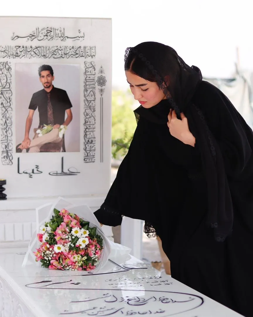 زهرا روی قبر علی گل می گذارد