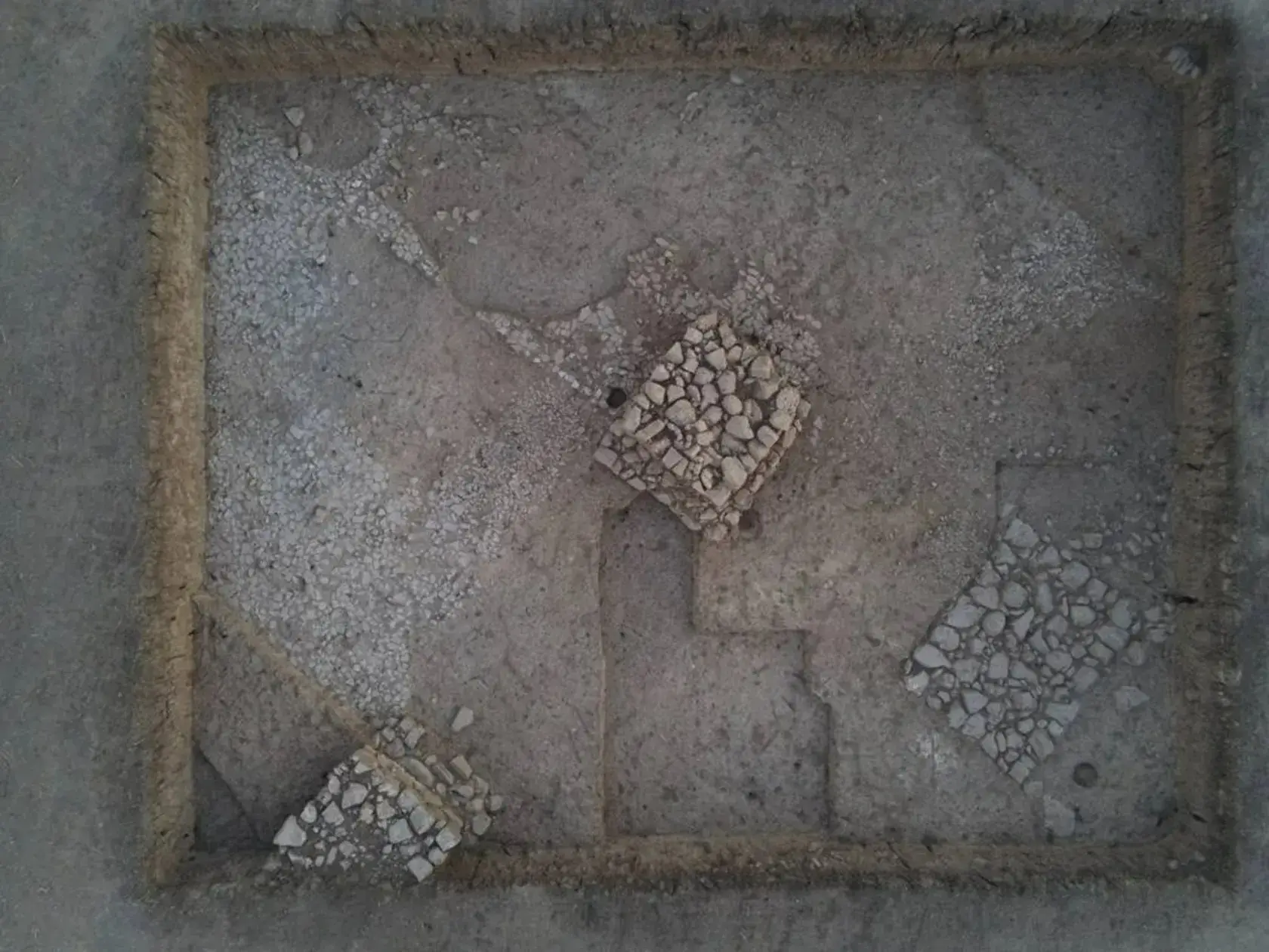  ستون‌های مدفون نشان می‌دهند که حدود ۱۵۰۰ سال پیش در محوطه گردی کژاو کلیسا و صومعه مسیحی وجود داشته است.