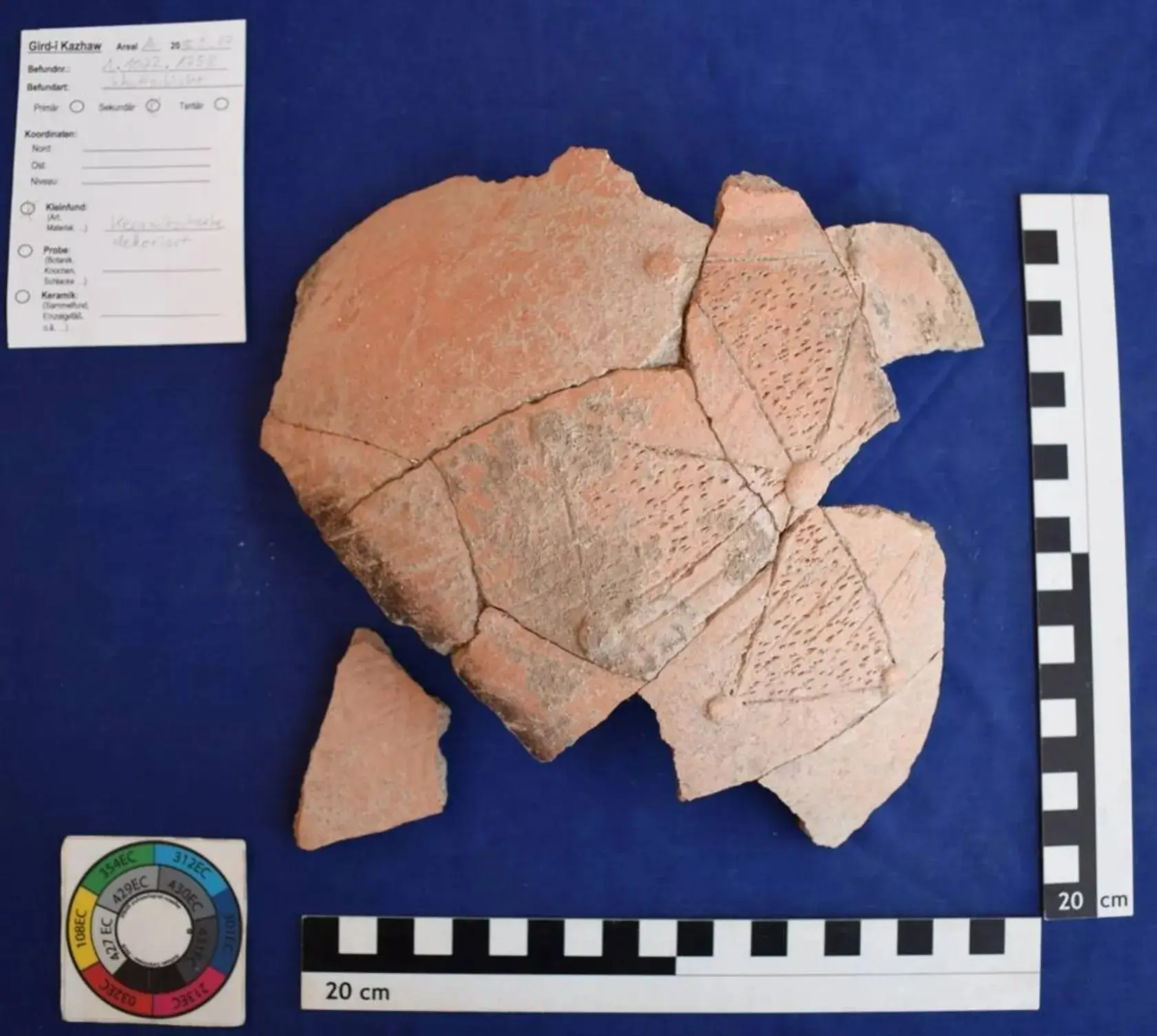  باستان‌شناسان در عراق قطعات سفالی از خمره‌ای بزرگ کشف را کرده‌اند که منقش به صلیب مسیحی بوده است.