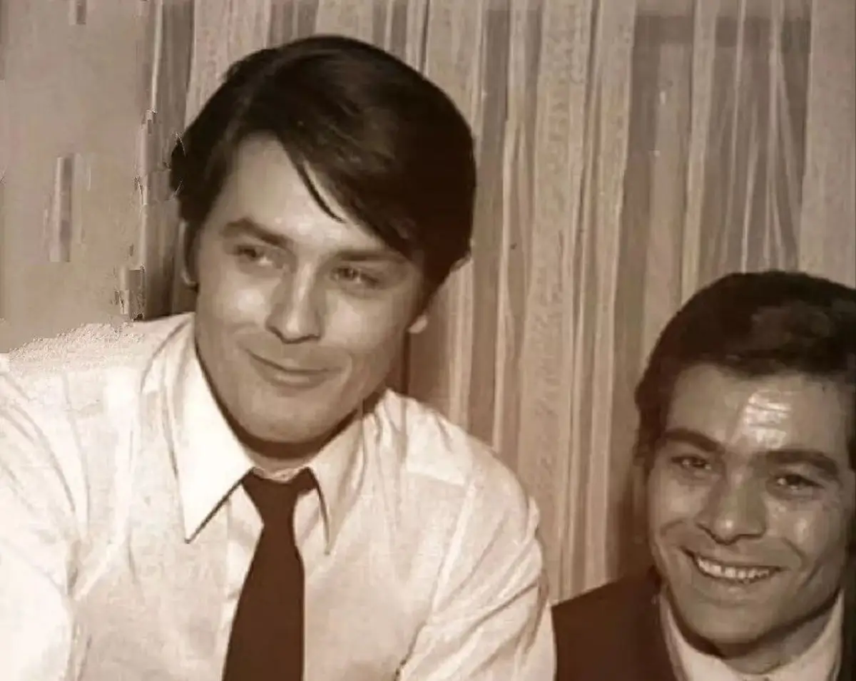 چهره افسانه‌ای آلن دلون در مهرآباد؛ عکس‌های دیده‌نشده‌ای که همه را شگفت‌زده کرد!