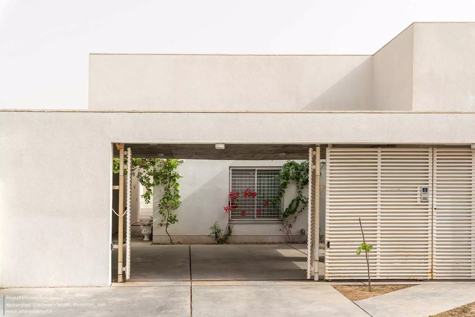 نمای مدرن و مینیمال خانه محمد قنواتی در ماهشهر، برنده جایزه ملی معماری، طراحی شده متناسب با اقلیم گرم و مرطوب خوزستان.