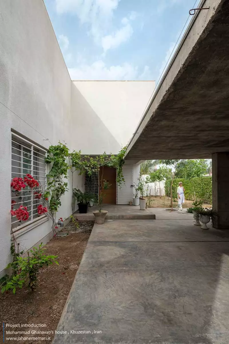 نمای مدرن و مینیمال خانه محمد قنواتی در ماهشهر، برنده جایزه ملی معماری، طراحی شده متناسب با اقلیم گرم و مرطوب خوزستان.