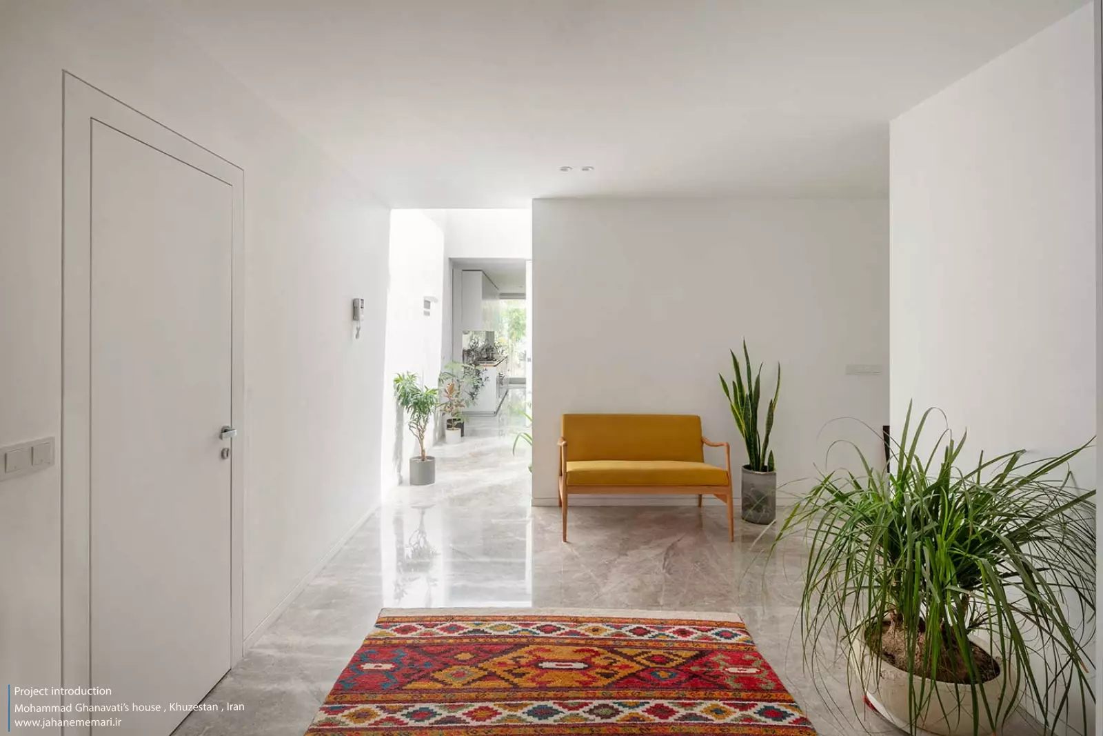 نمای مدرن و مینیمال خانه محمد قنواتی در ماهشهر، برنده جایزه ملی معماری، طراحی شده متناسب با اقلیم گرم و مرطوب خوزستان.