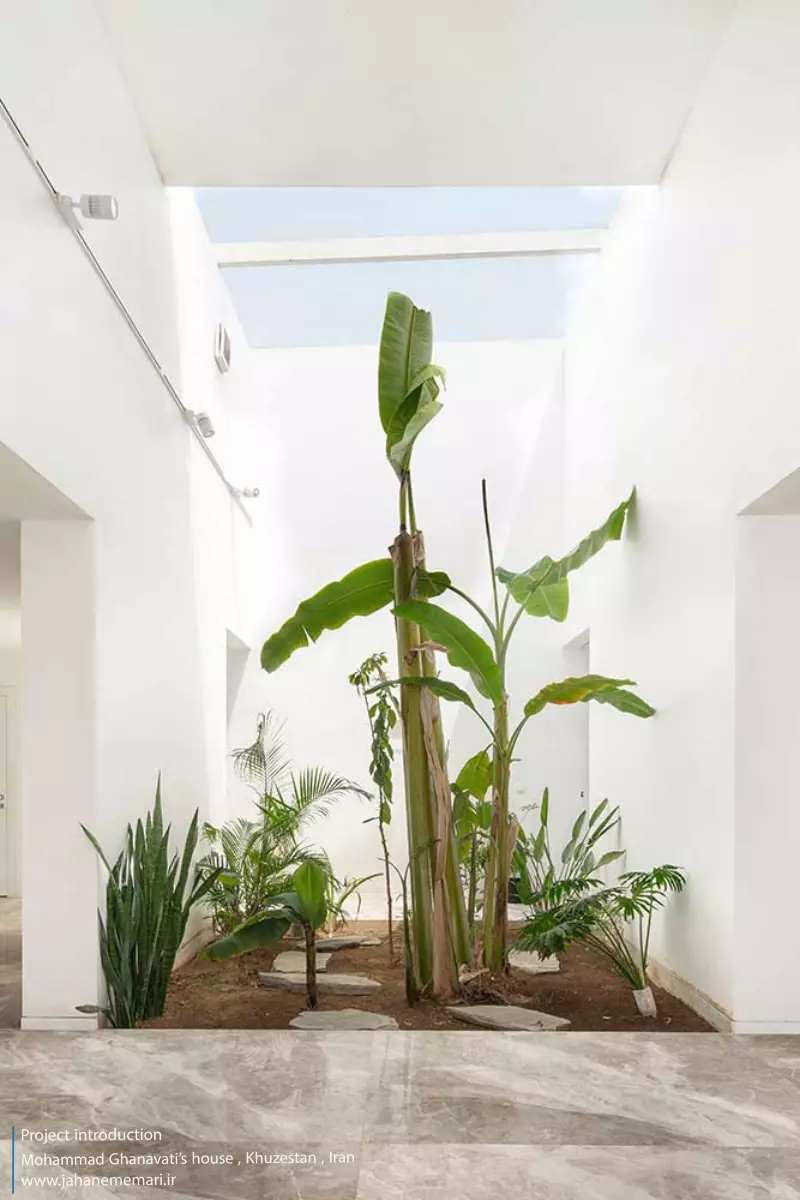 نمای مدرن و مینیمال خانه محمد قنواتی در ماهشهر، برنده جایزه ملی معماری، طراحی شده متناسب با اقلیم گرم و مرطوب خوزستان.