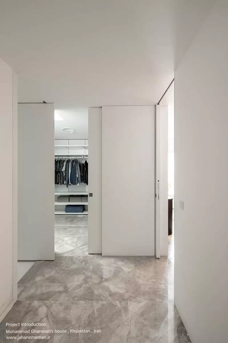 نمای مدرن و مینیمال خانه محمد قنواتی در ماهشهر، برنده جایزه ملی معماری، طراحی شده متناسب با اقلیم گرم و مرطوب خوزستان.